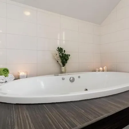 Beautiful With Parking In A Quiet Location Nyaraló *