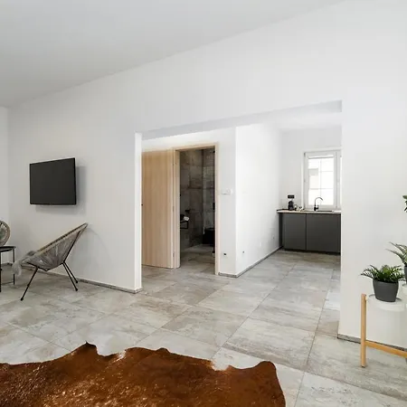 Beautiful With Parking In A Quiet Location Nyaraló *
