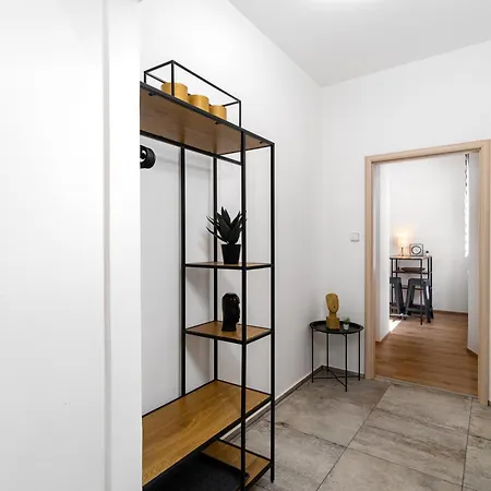 Beautiful With Parking In A Quiet Location