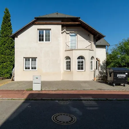 Beautiful With Parking In A Quiet Location 別荘