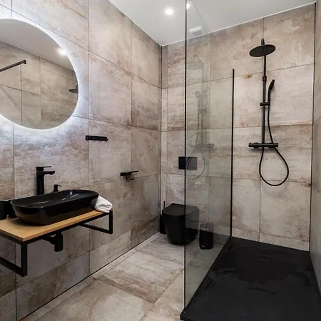 Beautiful With Parking In A Quiet Location