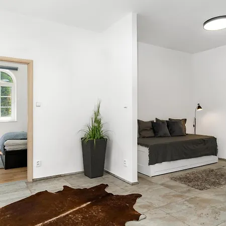 Beautiful With Parking In A Quiet Location *