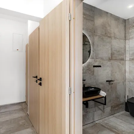 Beautiful With Parking In A Quiet Location