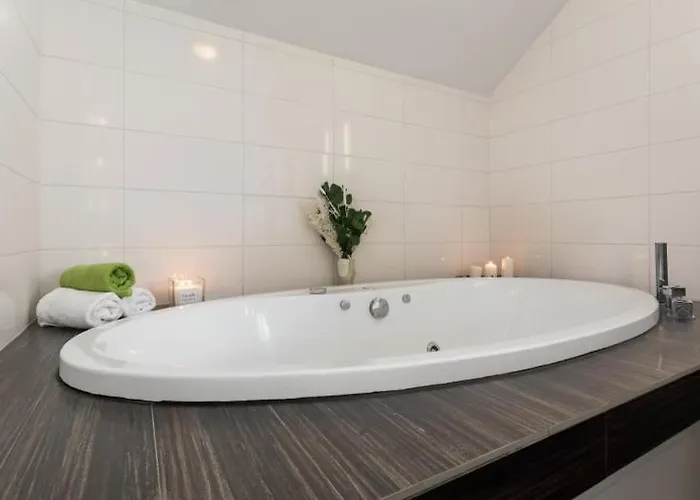 Beautiful With Parking In A Quiet Location Semesterbostad *